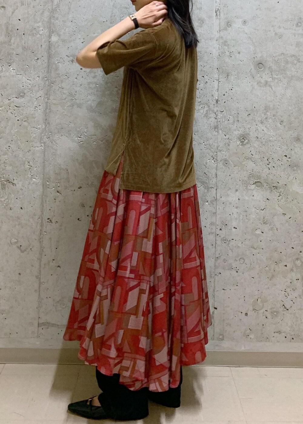 ブルー系のデニムパンツ、ブラウン系のTシャツ/カットソー、レッド系のスカートを着用したレディースの夏コーディネートの4枚目の写真