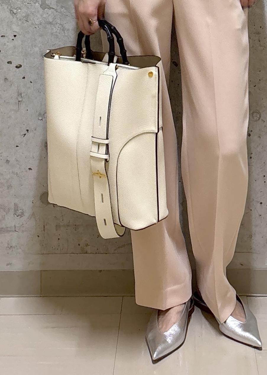 ホワイト系のトートバッグ、シルバー系のパンプス、ピンク系のその他パンツを着用したレディースの春コーディネートの8枚目の写真