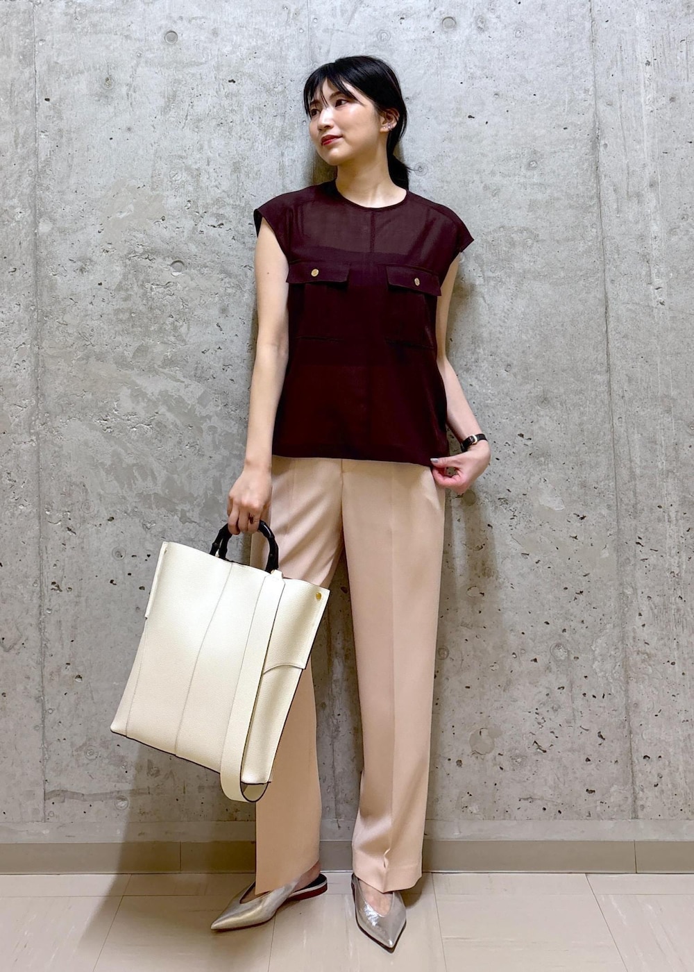 ホワイト系のトートバッグ、シルバー系のパンプス、ピンク系のその他パンツを着用したレディースの春コーディネートの3枚目の写真