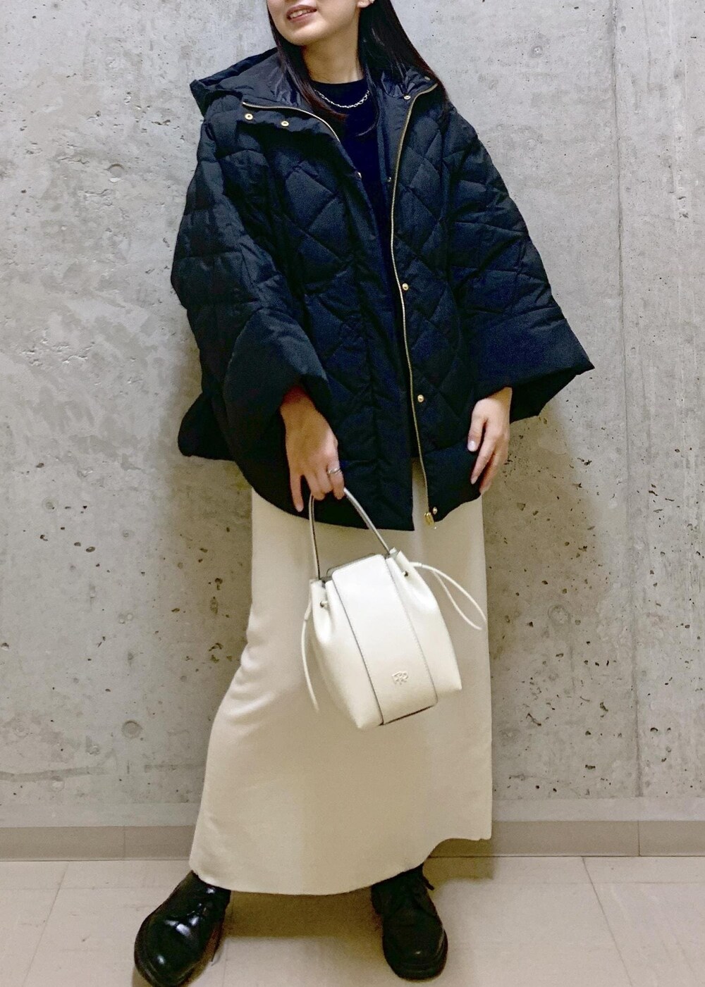 「ニットスカート、チュニックニット、TAION、ポンチョ、LIMONTA、Winter Coat 2023、Knit 2023、ROPÉ、ニット、冬コート、ダウン、スカート、チュニック、通勤、お出かけ」｜「ROPE'の【新色追加】RPロゴ スプリットレザードロストミドルバッグ（ハンドバッグ、ホワイト系）」を使った、SAORIさん（レディース・164cm）の秋コーディネートの6枚目の写真
