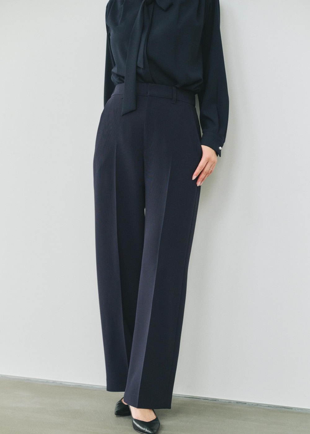 ブルー系のシャツ/ブラウス、ブルー系のその他パンツ、ブラック系のベストを着用したレディースの秋コーディネートの9枚目の写真