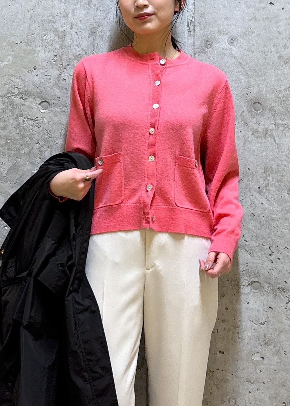 シルバー系のパンプス、ベージュ系のその他パンツ、ブラウン系のトートバッグを着用したレディースの冬コーディネートの8枚目の写真