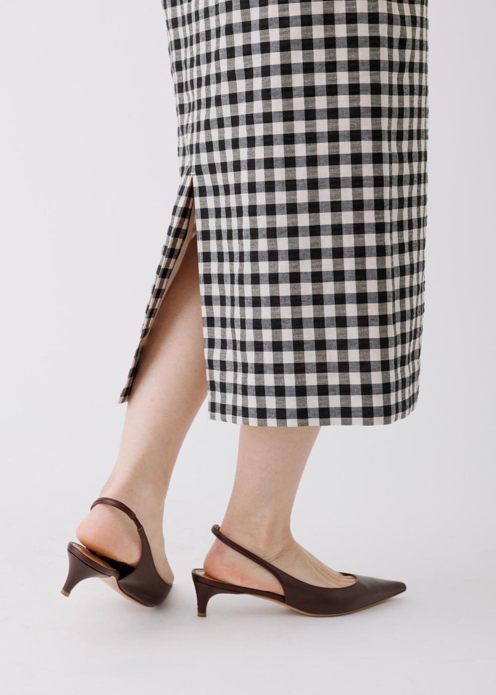 ブラック系のスカート、ベージュ系のシャツ/ブラウス、グレー系のトートバッグを着用したレディースの春コーディネートの9枚目の写真