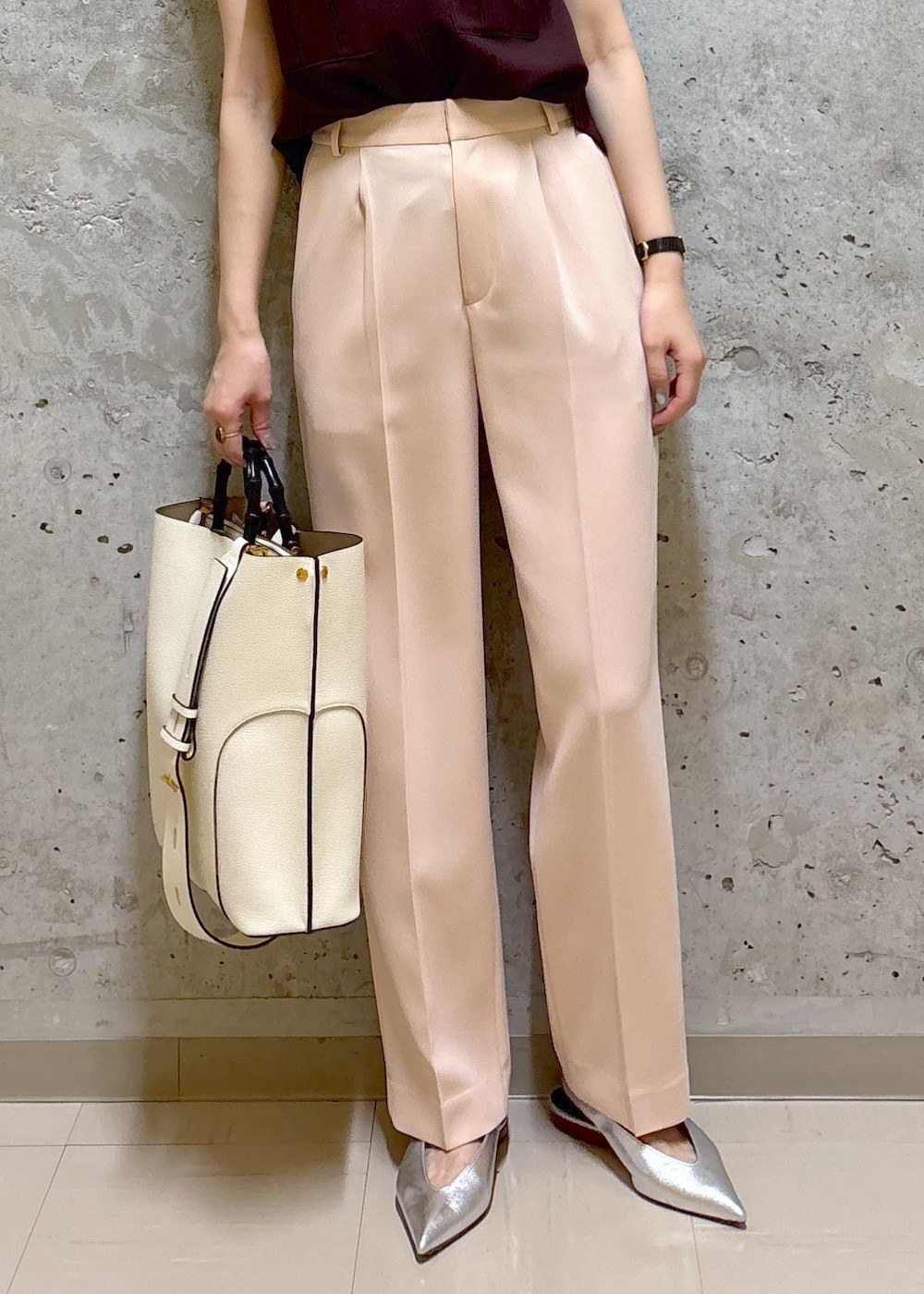 ホワイト系のトートバッグ、シルバー系のパンプス、ピンク系のその他パンツを着用したレディースの春コーディネートの7枚目の写真