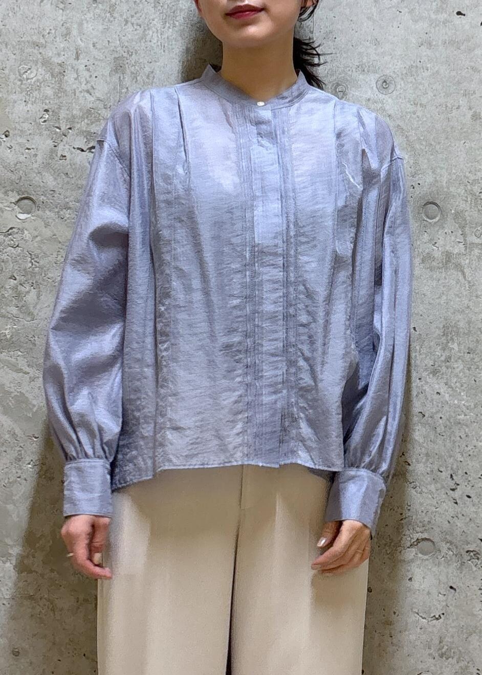 ブラック系のドレスシューズ、ブルー系のシャツ/ブラウス、ベージュ系のその他パンツを着用したレディースの春コーディネートの6枚目の写真