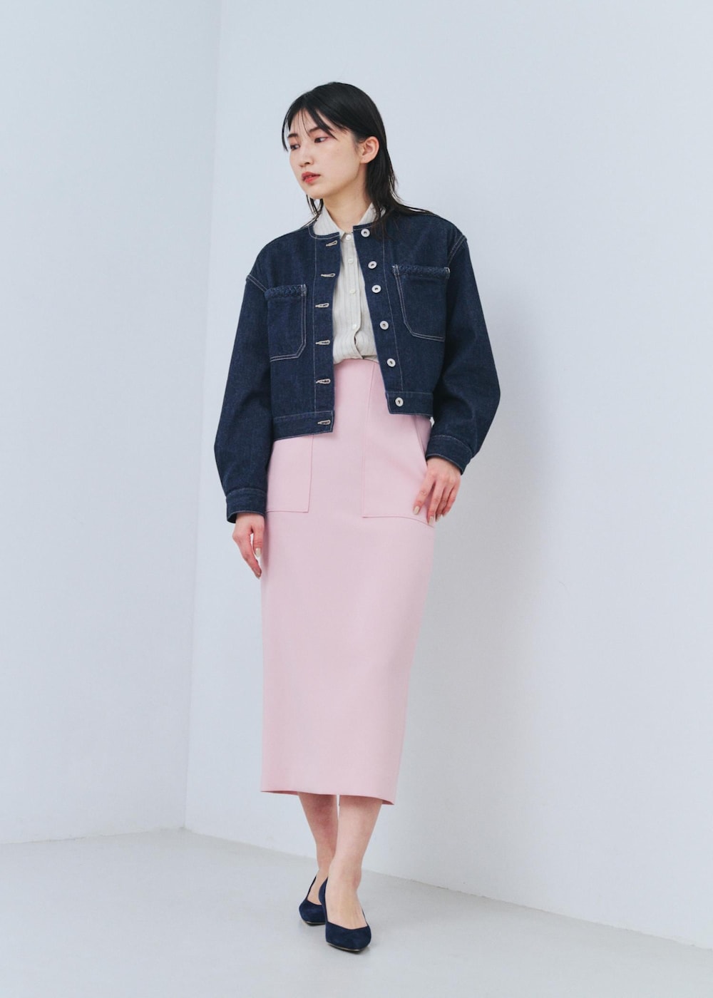 ピンク系のスカート、ブルー系のデニムジャケットを着用したレディースの冬コーディネートの2枚目の写真
