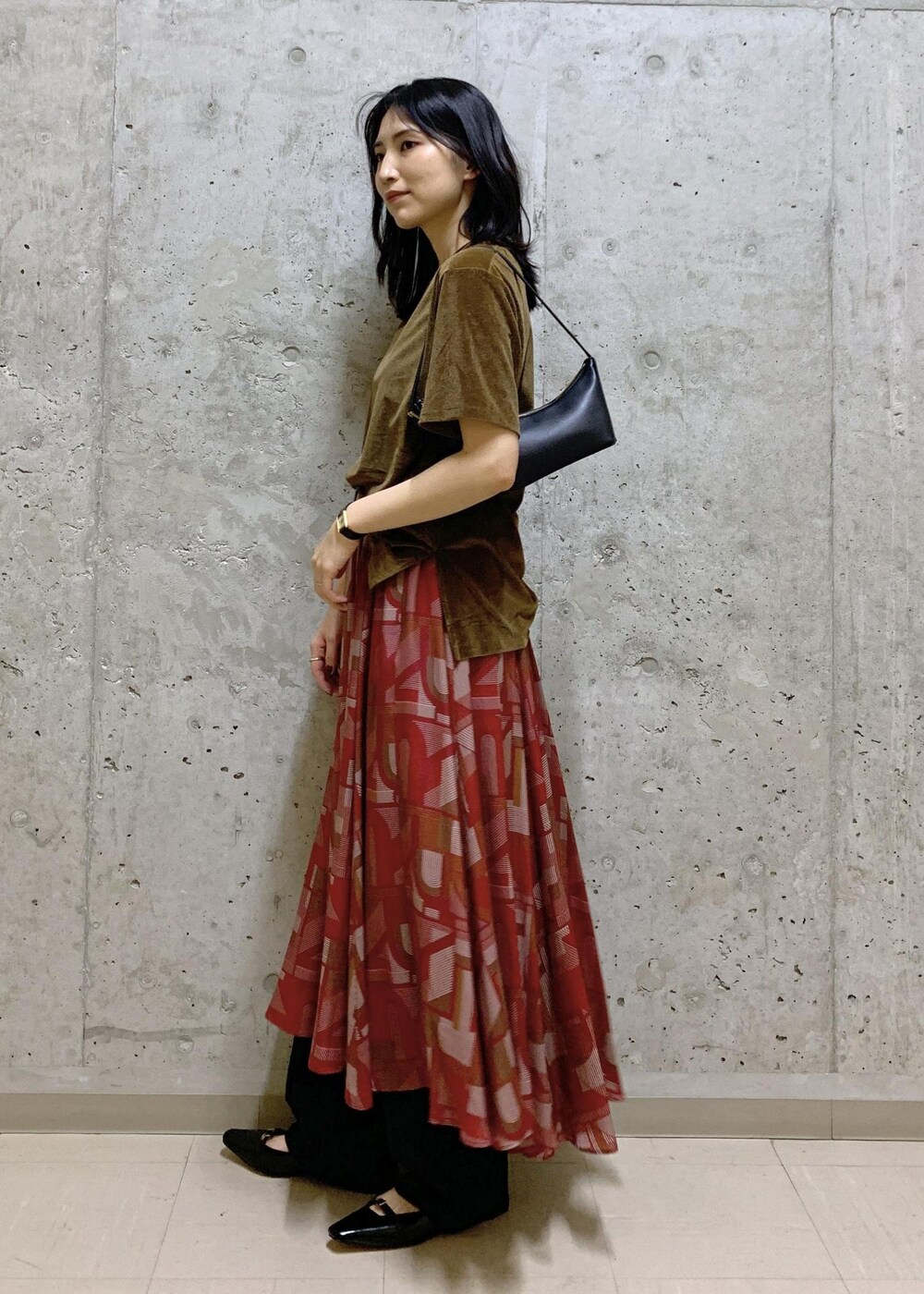 ブルー系のデニムパンツ、ブラウン系のTシャツ/カットソー、レッド系のスカートを着用したレディースの夏コーディネートの2枚目の写真