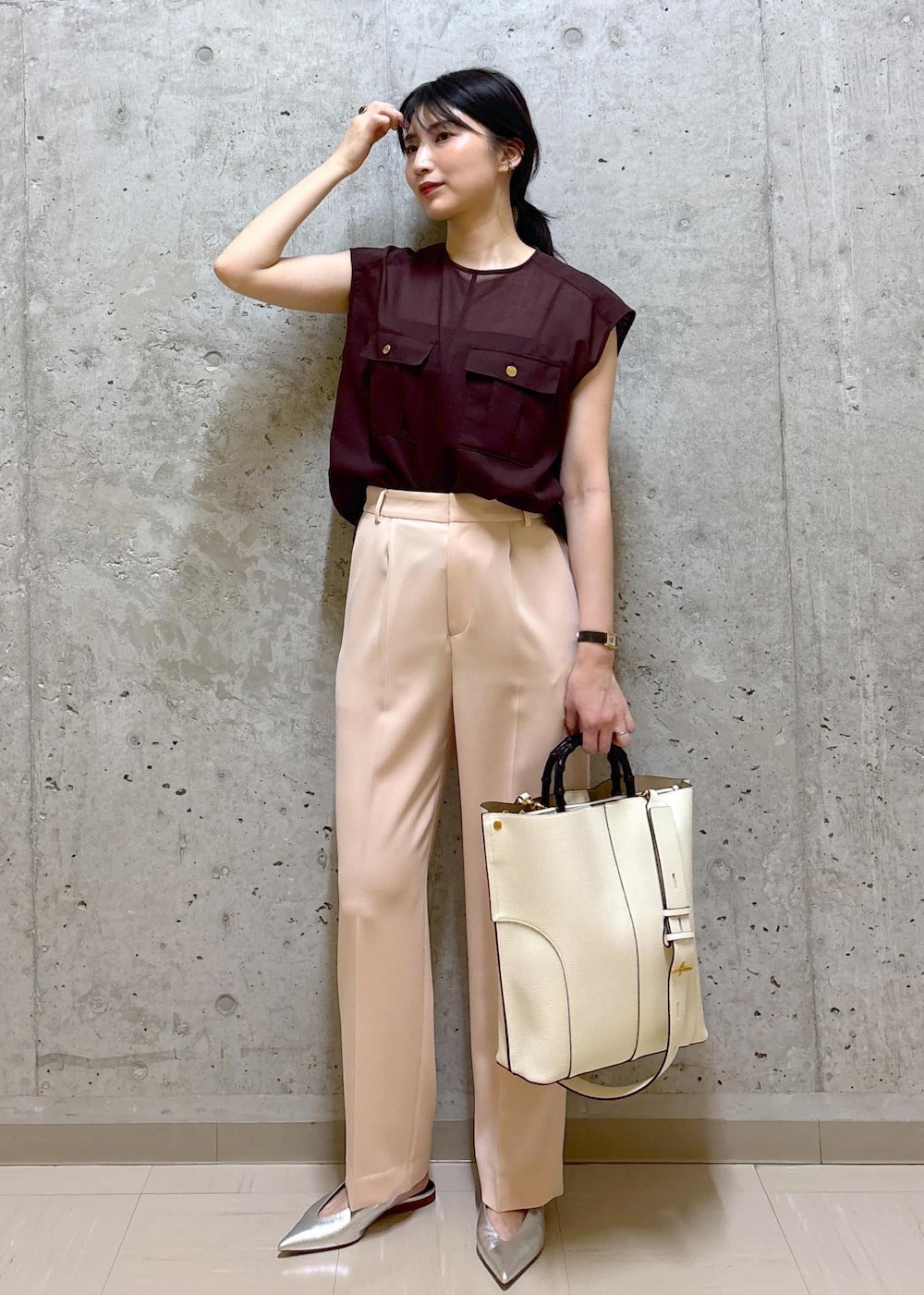 ホワイト系のトートバッグ、シルバー系のパンプス、ピンク系のその他パンツを着用したレディースの春コーディネートの2枚目の写真