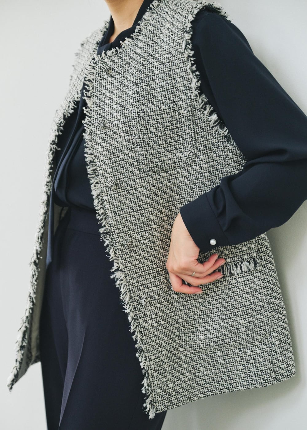 ブルー系のシャツ/ブラウス、ブルー系のその他パンツ、ブラック系のベストを着用したレディースの秋コーディネートの5枚目の写真