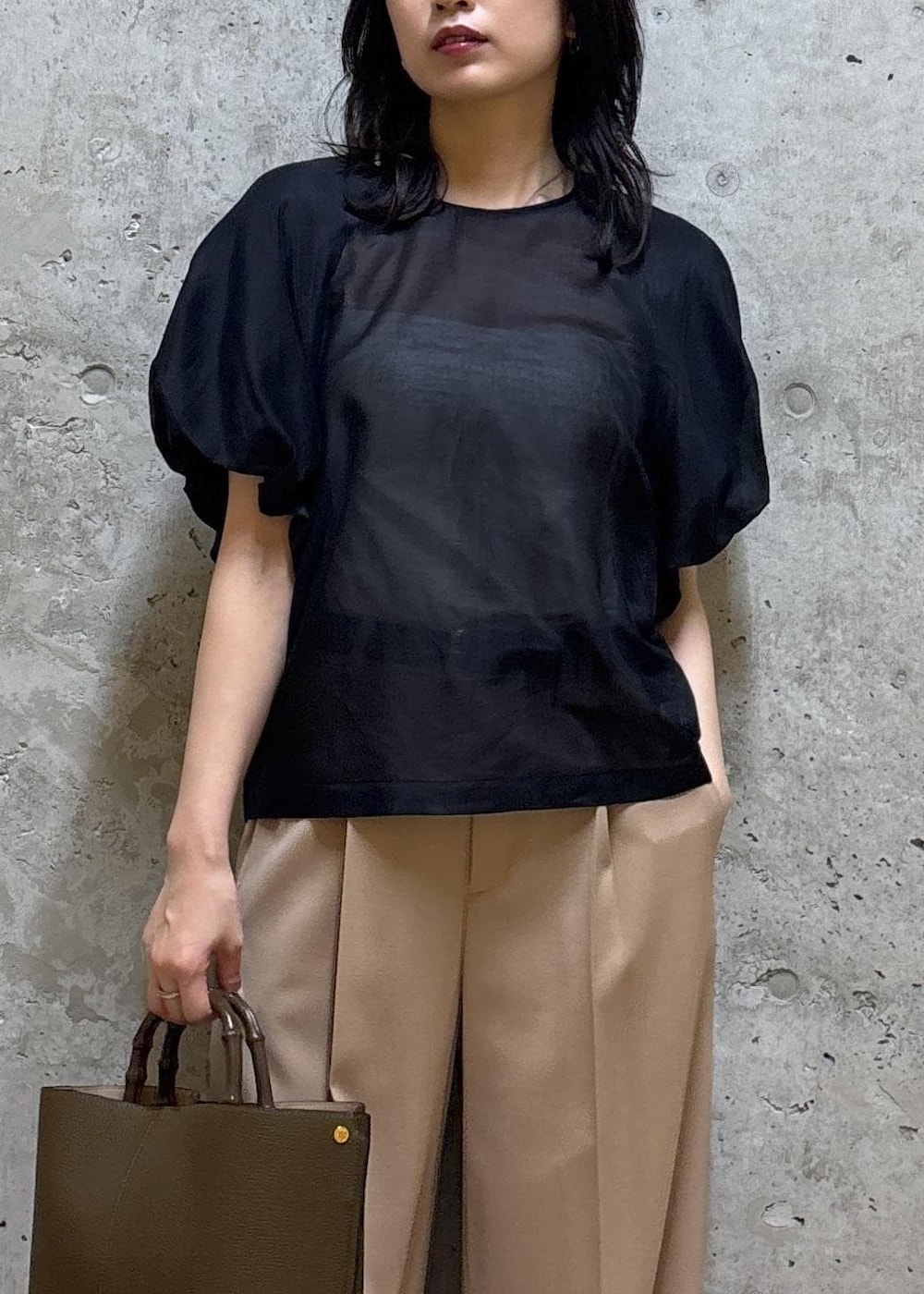 「夏コーデ、初秋コーデ、秋コーデ、お仕事コーデ、授業参観日コーデ、お出かけコーデ、女子会コーデ、大人カジュアル、パンツスタイル、シンプルコーデ、きれいめコーデ、ROPÉ、ナチュラル、ブルべ夏、混合」｜「ROPE'のポインテッドシアーパンプス（パンプス、ブラック系）」を使った、SAORIさん（レディース・164cm）の夏コーディネートの4枚目の写真