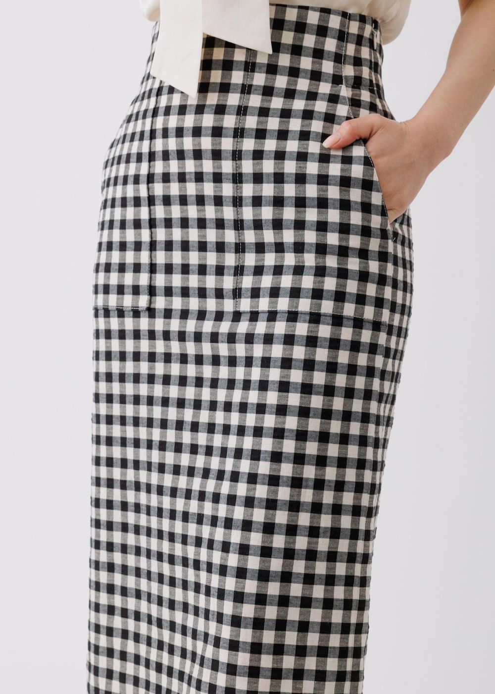 ブラック系のスカート、ベージュ系のシャツ/ブラウス、グレー系のトートバッグを着用したレディースの春コーディネートの7枚目の写真