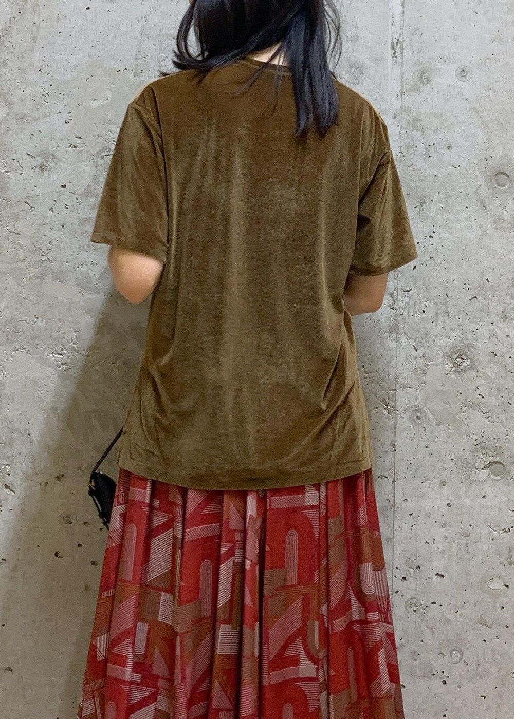 ブルー系のデニムパンツ、ブラウン系のTシャツ/カットソー、レッド系のスカートを着用したレディースの夏コーディネートの5枚目の写真