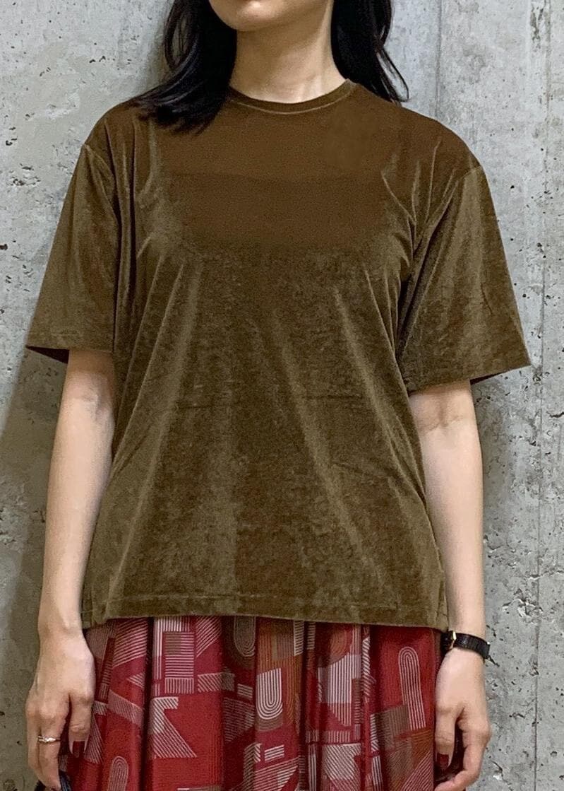 ブルー系のデニムパンツ、ブラウン系のTシャツ/カットソー、レッド系のスカートを着用したレディースの夏コーディネートの3枚目の写真