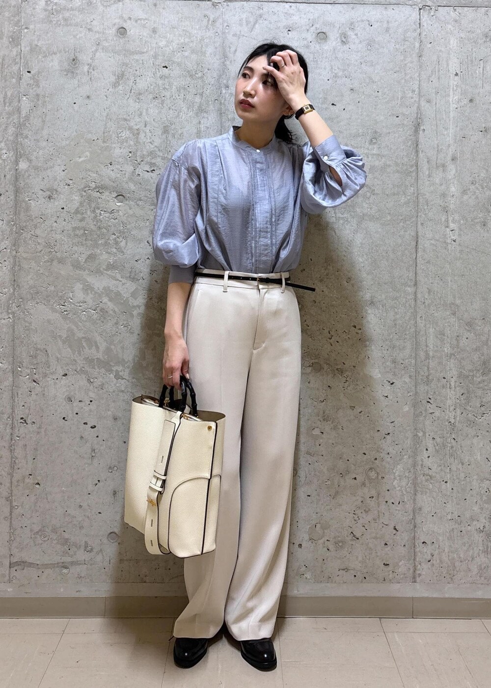 ブラック系のドレスシューズ、ブルー系のシャツ/ブラウス、ベージュ系のその他パンツを着用したレディースの春コーディネートの5枚目の写真