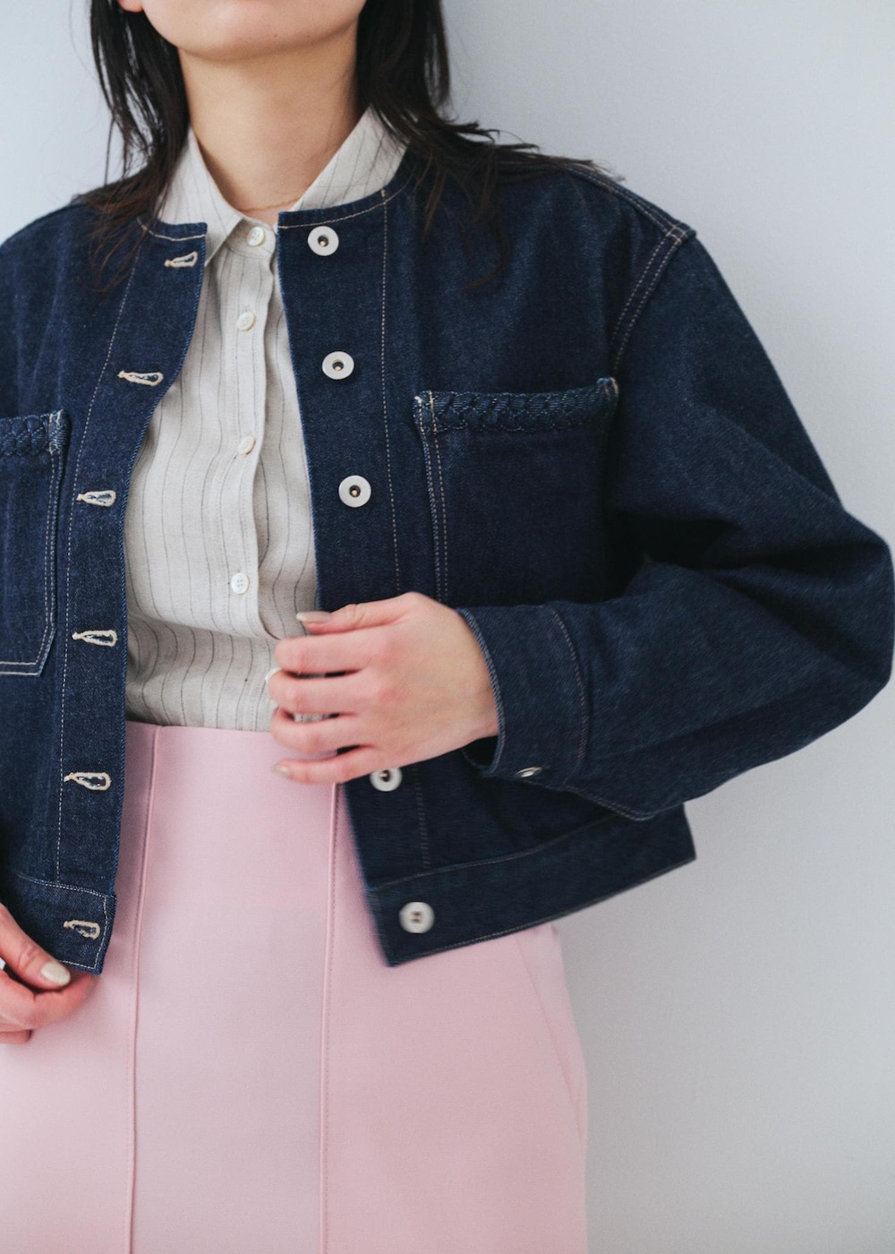 ピンク系のスカート、ブルー系のデニムジャケットを着用したレディースの冬コーディネートの4枚目の写真