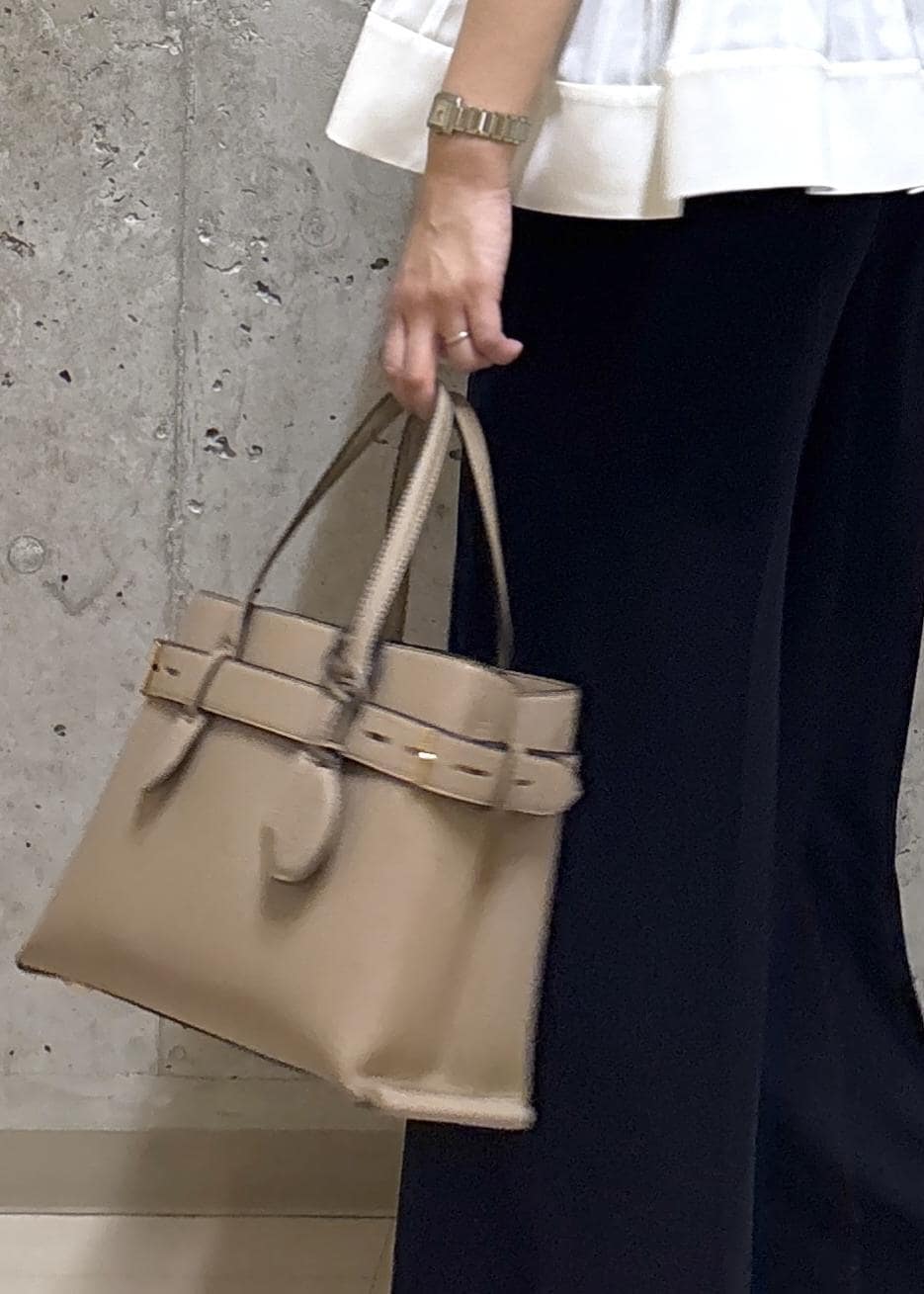 ホワイト系のシャツ/ブラウス、ブルー系のその他パンツ、ベージュ系のハンドバッグを着用したレディースの夏コーディネートの7枚目の写真