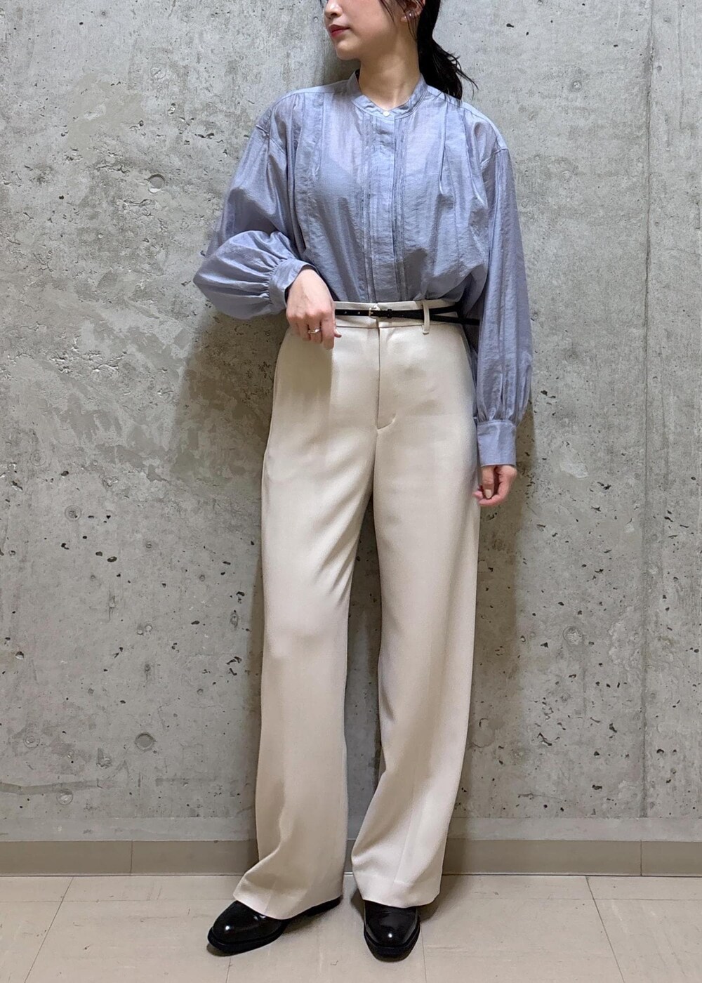 ブラック系のドレスシューズ、ブルー系のシャツ/ブラウス、ベージュ系のその他パンツを着用したレディースの春コーディネートの4枚目の写真