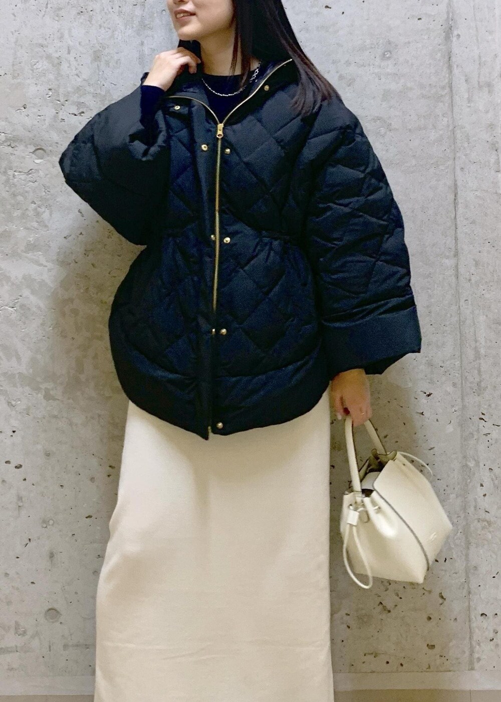 「ニットスカート、チュニックニット、TAION、ポンチョ、LIMONTA、Winter Coat 2023、Knit 2023、ROPÉ、ニット、冬コート、ダウン、スカート、チュニック、通勤、お出かけ」｜「ROPE'の【新色追加】RPロゴ スプリットレザードロストミドルバッグ（ハンドバッグ、ホワイト系）」を使った、SAORIさん（レディース・164cm）の秋コーディネートの3枚目の写真