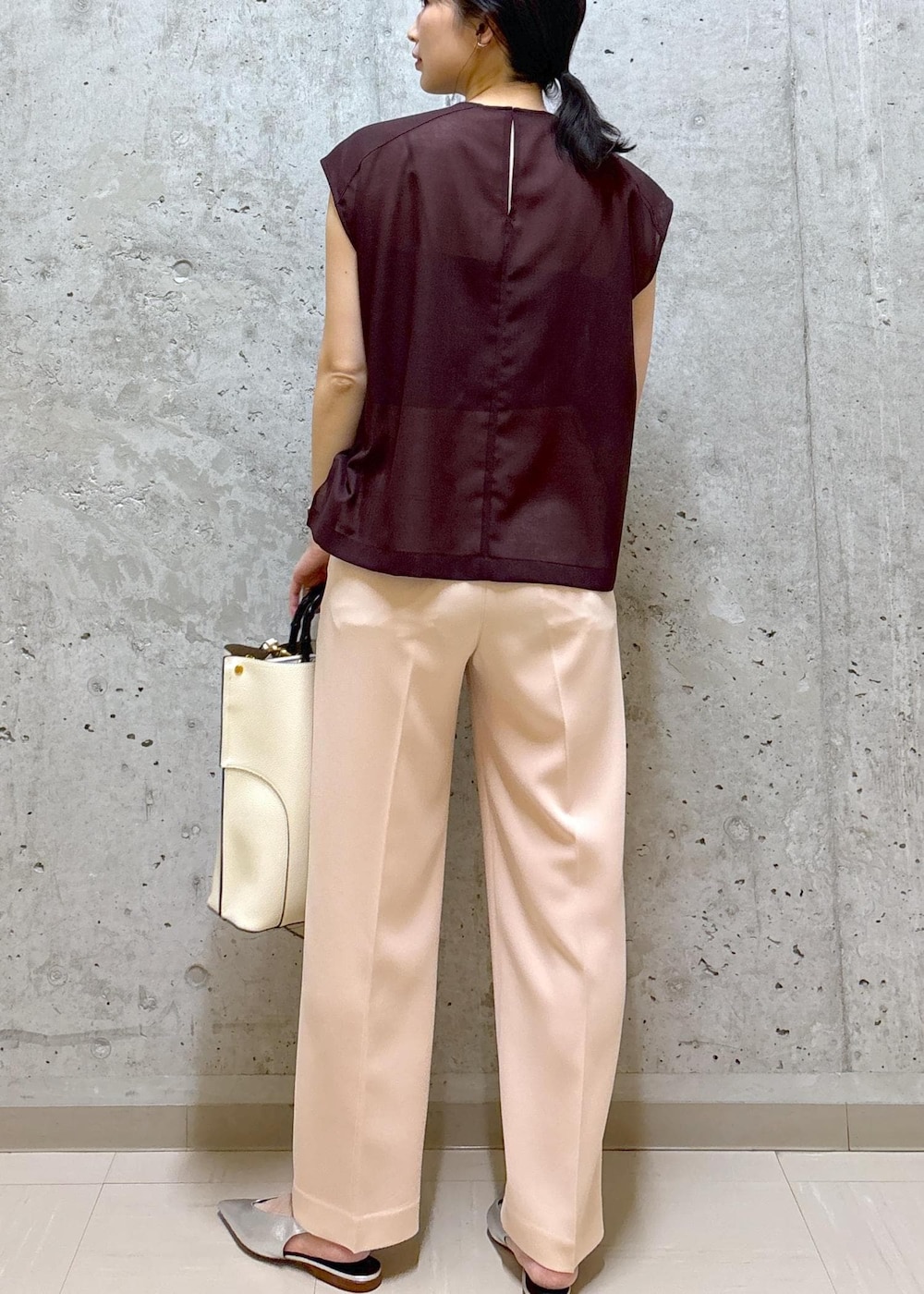 ホワイト系のトートバッグ、シルバー系のパンプス、ピンク系のその他パンツを着用したレディースの春コーディネートの5枚目の写真