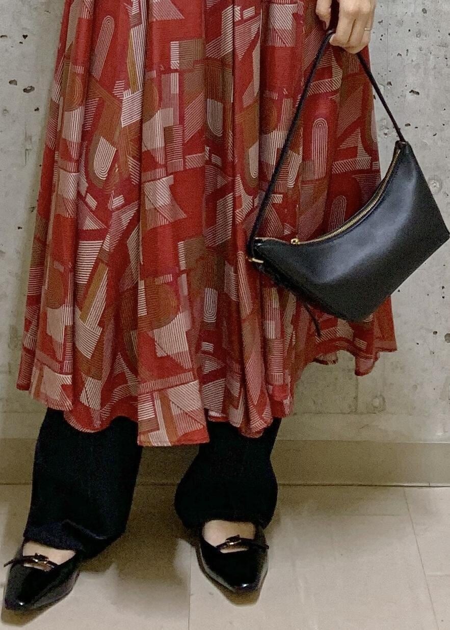 ブルー系のデニムパンツ、ブラウン系のTシャツ/カットソー、レッド系のスカートを着用したレディースの夏コーディネートの7枚目の写真