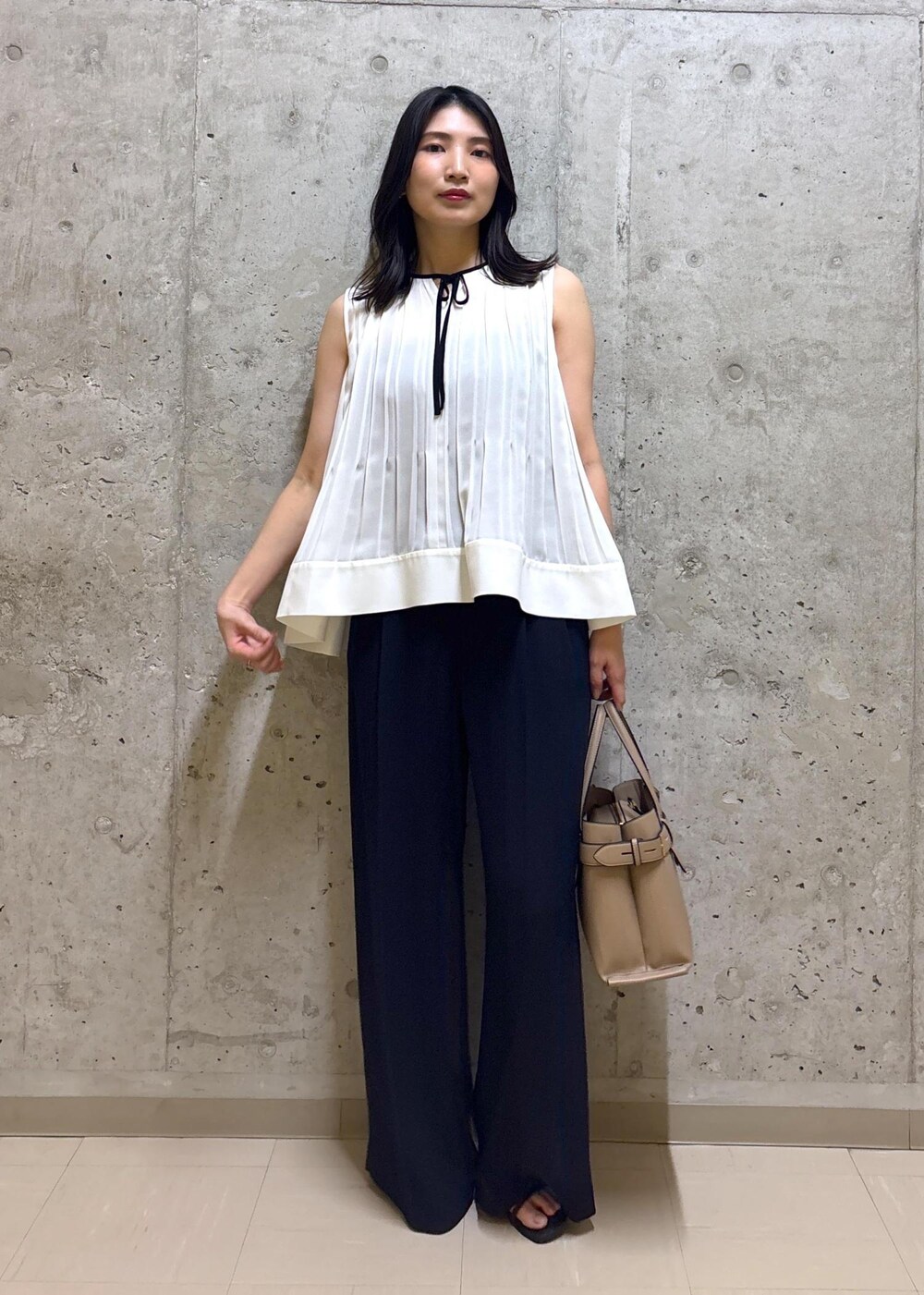 ホワイト系のシャツ/ブラウス、ブルー系のその他パンツ、ベージュ系のハンドバッグを着用したレディースの夏コーディネートの8枚目の写真