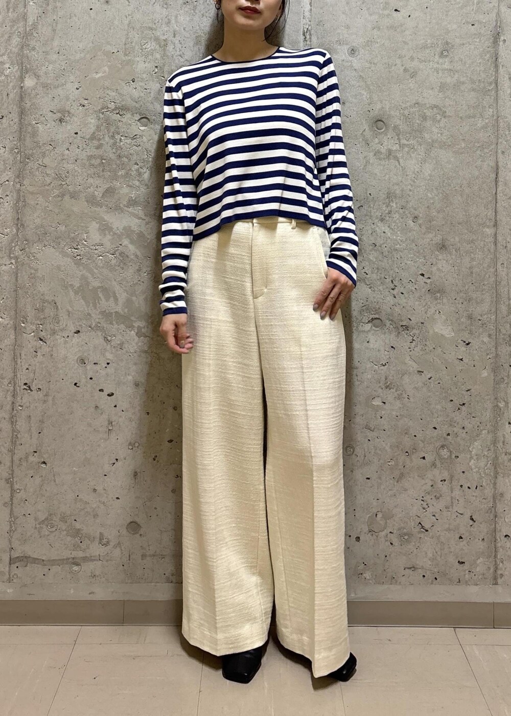 「フレンチカジュアル、春コーデ、初夏コーデ、デートコーデ、お出かけコーデ、旅行コーデ、推し活コーデ、女子会コーデ、大人カジュアル、パンツスタイル、きれいめコーデ、別注アイテム、ROPÉ、ナチュラル、ブルべ夏」｜「ROPE'のBeatrice boots(ベアトリス ブーツ)（ブーツ、ブラック系）」を使った、SAORIさん（レディース・164cm）の春コーディネートの6枚目の写真