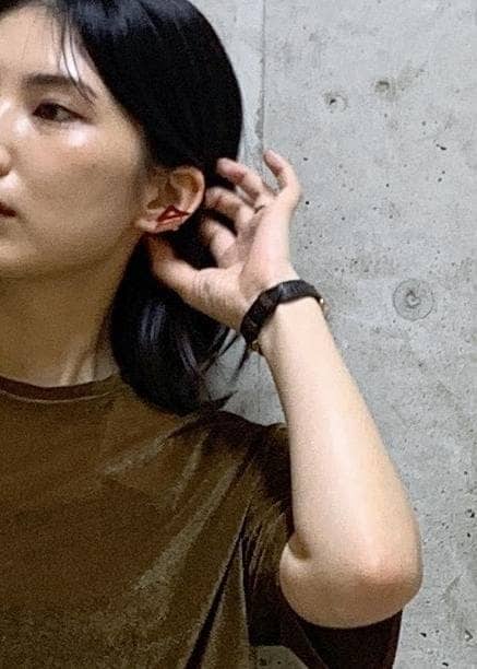 ブルー系のデニムパンツ、ブラウン系のTシャツ/カットソー、レッド系のスカートを着用したレディースの夏コーディネートの8枚目の写真