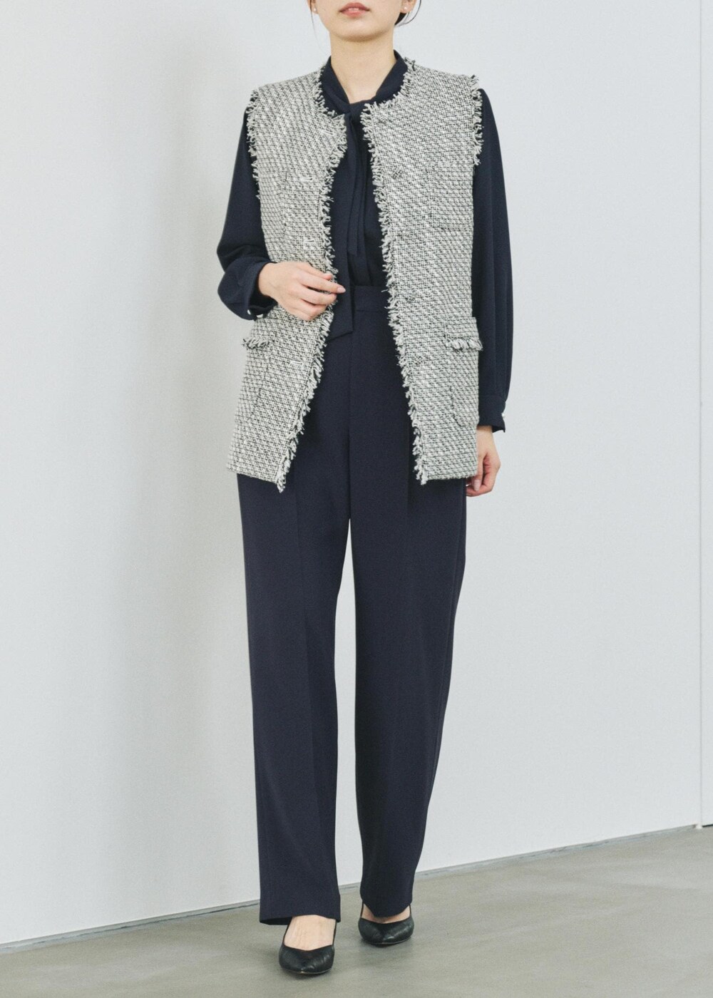 ブルー系のシャツ/ブラウス、ブルー系のその他パンツ、ブラック系のベストを着用したレディースの秋コーディネートの3枚目の写真