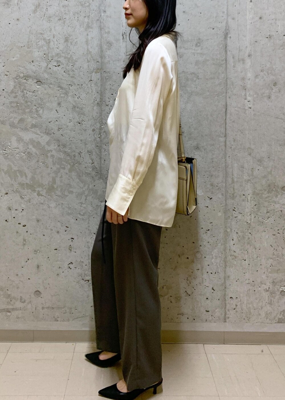 「ROPÉ、ÉPOR、W BAG、24SS春の新作、ブルベ、高身長、骨格ナチュラル、通勤、スーツ、セットアップ、オフィスカジュアル、きれいめカジュアル、お出かけ、大人カジュアル、きれいめ」｜「E'PORの【E'POR】W BAG Medium（ハンドバッグ、ベージュ系）」を使った、SAORIさん（レディース・164cm）の春コーディネートの2枚目の写真