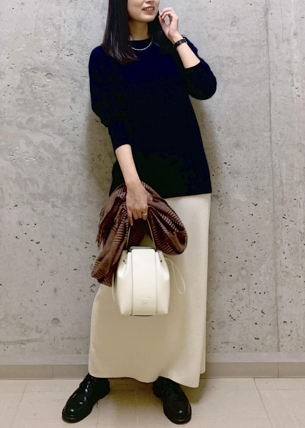 「ニットスカート、チュニックニット、TAION、ポンチョ、LIMONTA、Winter Coat 2023、Knit 2023、ROPÉ、ニット、冬コート、ダウン、スカート、チュニック、通勤、お出かけ」｜「ROPE'の【新色追加】RPロゴ スプリットレザードロストミドルバッグ（ハンドバッグ、ホワイト系）」を使った、SAORIさん（レディース・164cm）の秋コーディネートの7枚目の写真