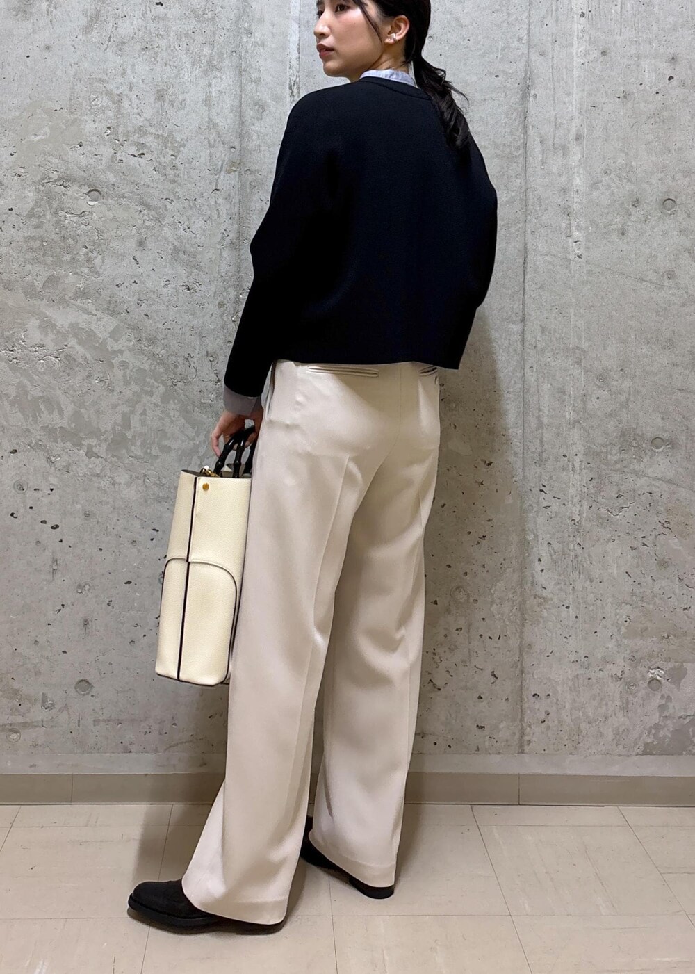 ブラック系のドレスシューズ、ブルー系のシャツ/ブラウス、ベージュ系のその他パンツを着用したレディースの春コーディネートの3枚目の写真