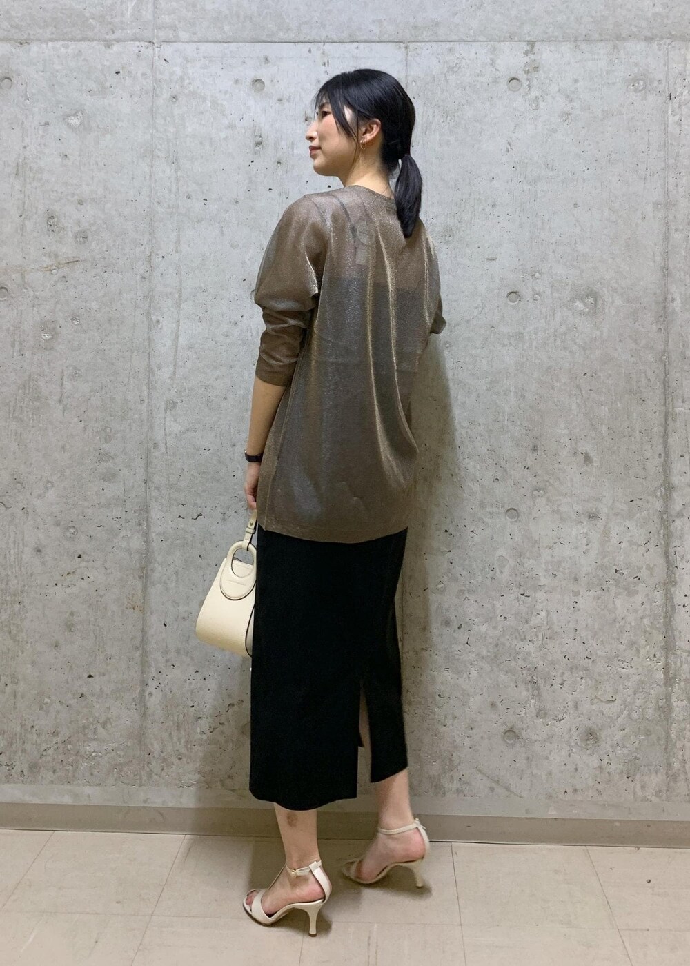 「ハンドバッグ、ワンハンドル、長袖、シアー、スカート、タイトスカート、ハイウエスト、ストラップ、ストラップサンダル、アンクルストラップ、ROPÉ、ミニバッグ、24SS夏の新作、ブルベ、高身長」｜「ROPE'の【雑誌掲載】Amelie Bag （アメリ バッグ）【一部店舗限定】（ショルダーバッグ、ホワイト系）」を使った、SAORIさん（レディース・164cm）の夏コーディネートの4枚目の写真