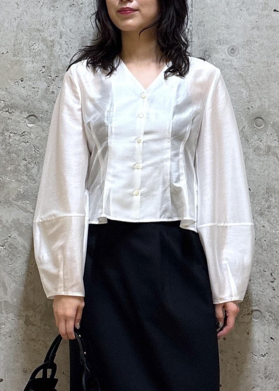 「春コーデ、デートコーデ、お出かけコーデ、推し活コーデ、女子会コーデ、スカートスタイル、体型カバー、フェミニンコーデ、きれいめコーデ、ROPÉ、ナチュラル、ブルべ夏、混合、トップス、シャツ/ブラウス」｜「ROPE'の【24AW新色追加】Amelie Bag （アメリ バッグ）【メディア掲載】【一部店舗限定】（ショルダーバッグ、ブラック系）」を使った、SAORIさん（レディース・164cm）の春コーディネートの6枚目の写真