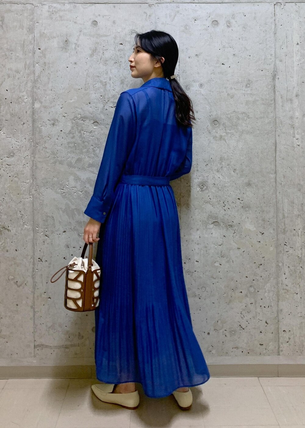「ハンドバッグ、バケツバッグ、ブルー、ロング、ワンピース、フレア、シャツワンピース、ロング丈、ポインテッドトゥ、フラット、ROPÉ、ミニバッグ、24SS春の新作、ブルベ、高身長」｜「ROPE'のアナグラムモチーフチェーンコンビネックレス（ネックレス、ゴールド系）」を使った、SAORIさん（レディース・164cm）の春コーディネートの4枚目の写真