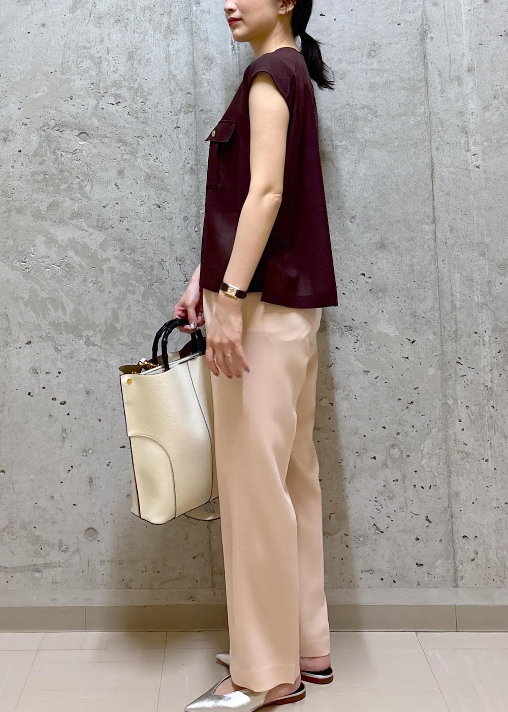 ホワイト系のトートバッグ、シルバー系のパンプス、ピンク系のその他パンツを着用したレディースの春コーディネートの4枚目の写真