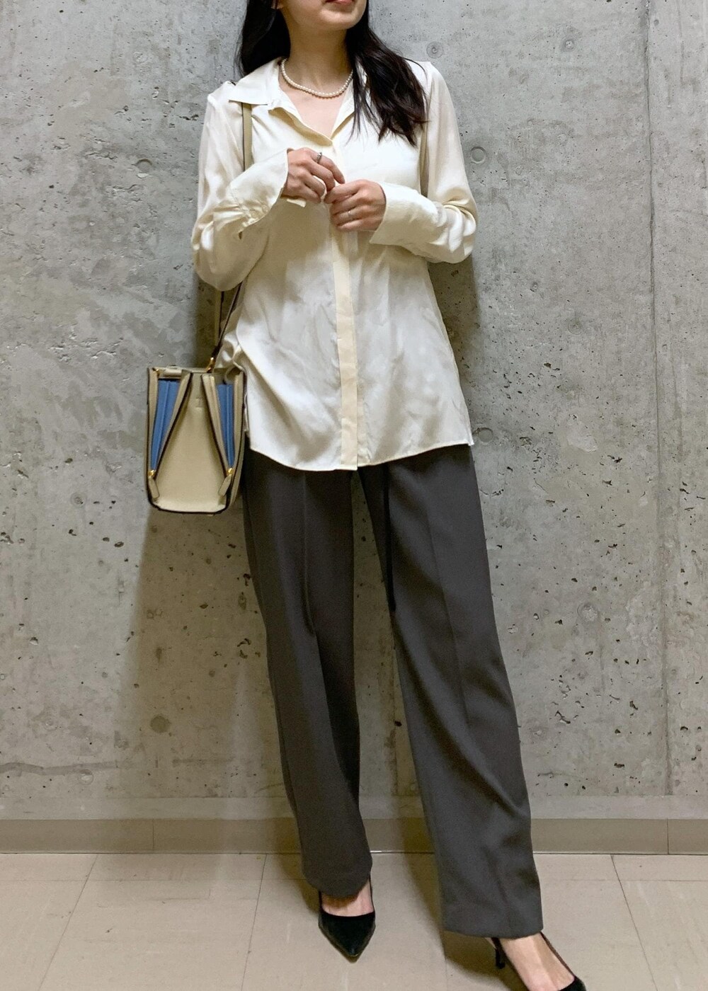 「ROPÉ、ÉPOR、W BAG、24SS春の新作、ブルベ、高身長、骨格ナチュラル、通勤、スーツ、セットアップ、オフィスカジュアル、きれいめカジュアル、お出かけ、大人カジュアル、きれいめ」｜「E'PORの【E'POR】W BAG Medium（ハンドバッグ、ベージュ系）」を使った、SAORIさん（レディース・164cm）の春コーディネートの4枚目の写真