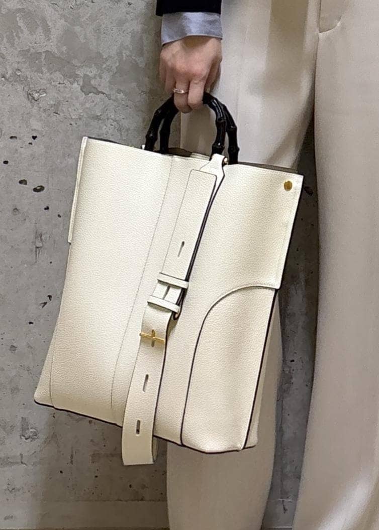 ブラック系のドレスシューズ、ブルー系のシャツ/ブラウス、ベージュ系のその他パンツを着用したレディースの春コーディネートの7枚目の写真