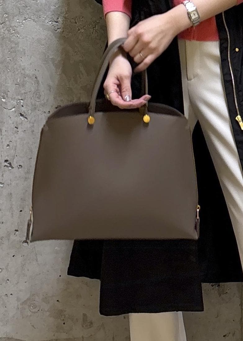 シルバー系のパンプス、ベージュ系のその他パンツ、ブラウン系のトートバッグを着用したレディースの冬コーディネートの9枚目の写真