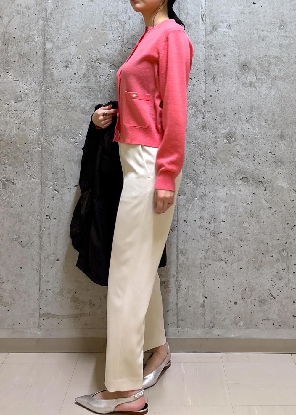 シルバー系のパンプス、ベージュ系のその他パンツ、ブラウン系のトートバッグを着用したレディースの冬コーディネートの6枚目の写真