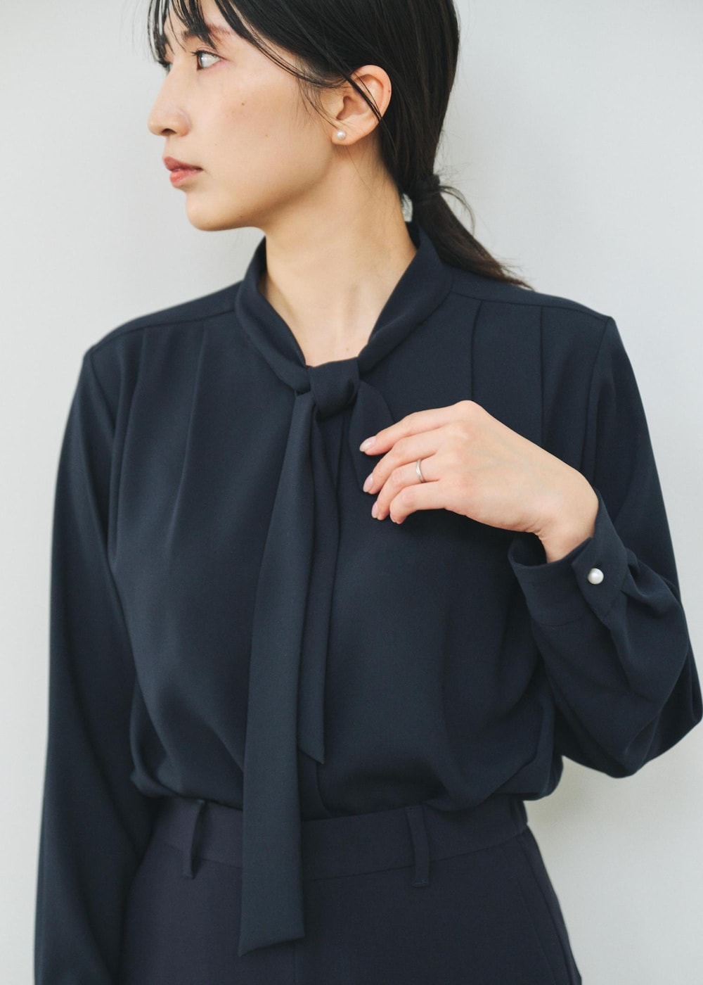 ブルー系のシャツ/ブラウス、ブルー系のその他パンツ、ブラック系のベストを着用したレディースの秋コーディネートの6枚目の写真