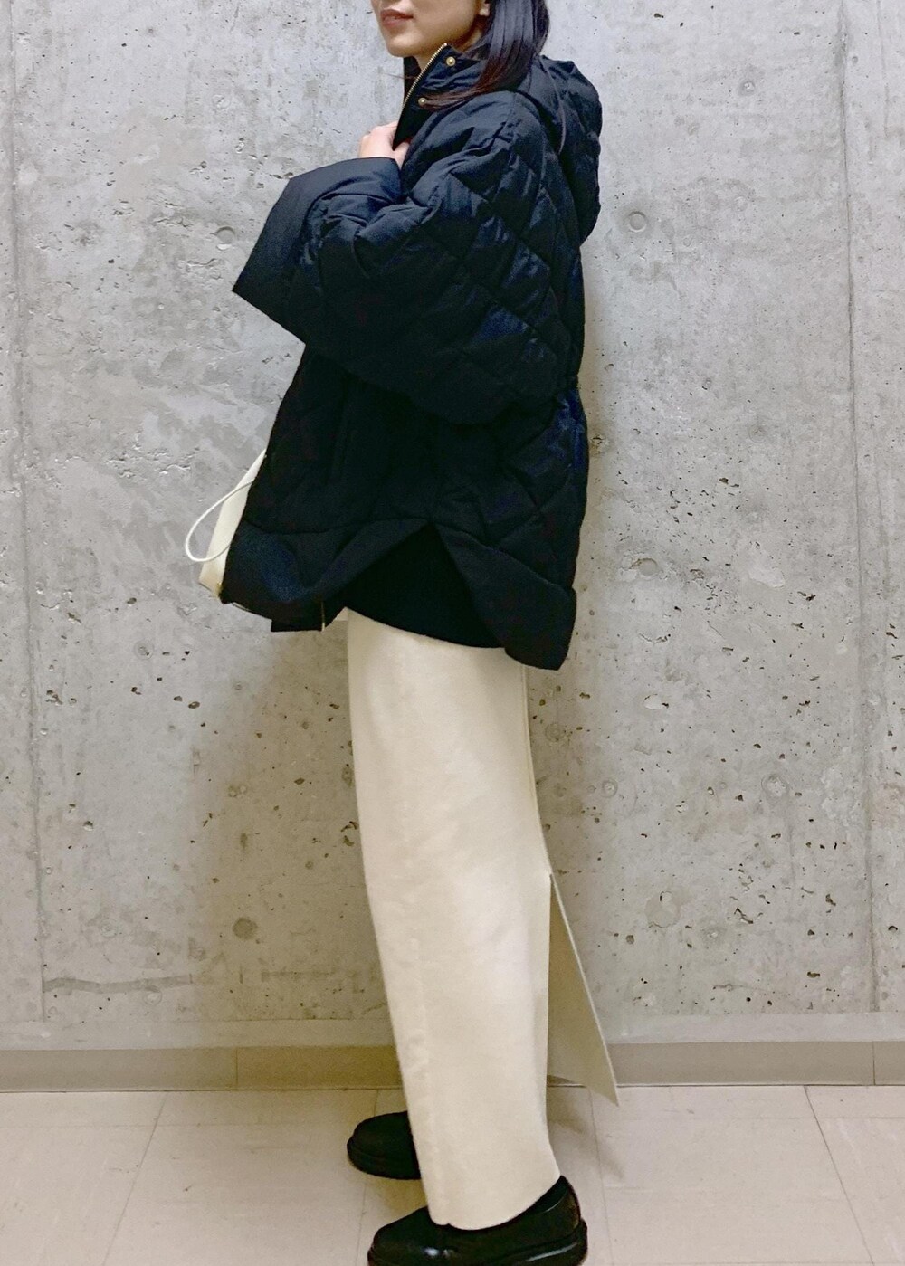 「ニットスカート、チュニックニット、TAION、ポンチョ、LIMONTA、Winter Coat 2023、Knit 2023、ROPÉ、ニット、冬コート、ダウン、スカート、チュニック、通勤、お出かけ」｜「ROPE'の【新色追加】RPロゴ スプリットレザードロストミドルバッグ（ハンドバッグ、ホワイト系）」を使った、SAORIさん（レディース・164cm）の秋コーディネートの4枚目の写真