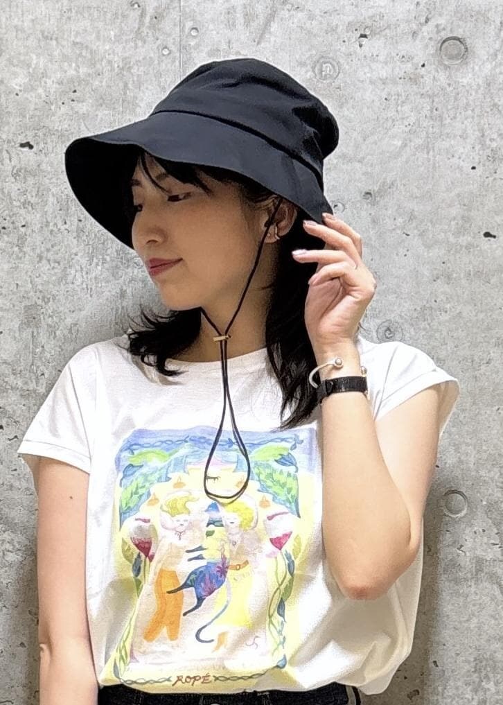 ブラック系のサンダル、ホワイト系のTシャツ/カットソー、ブルー系のデニムパンツを着用したレディースの夏コーディネートの8枚目の写真