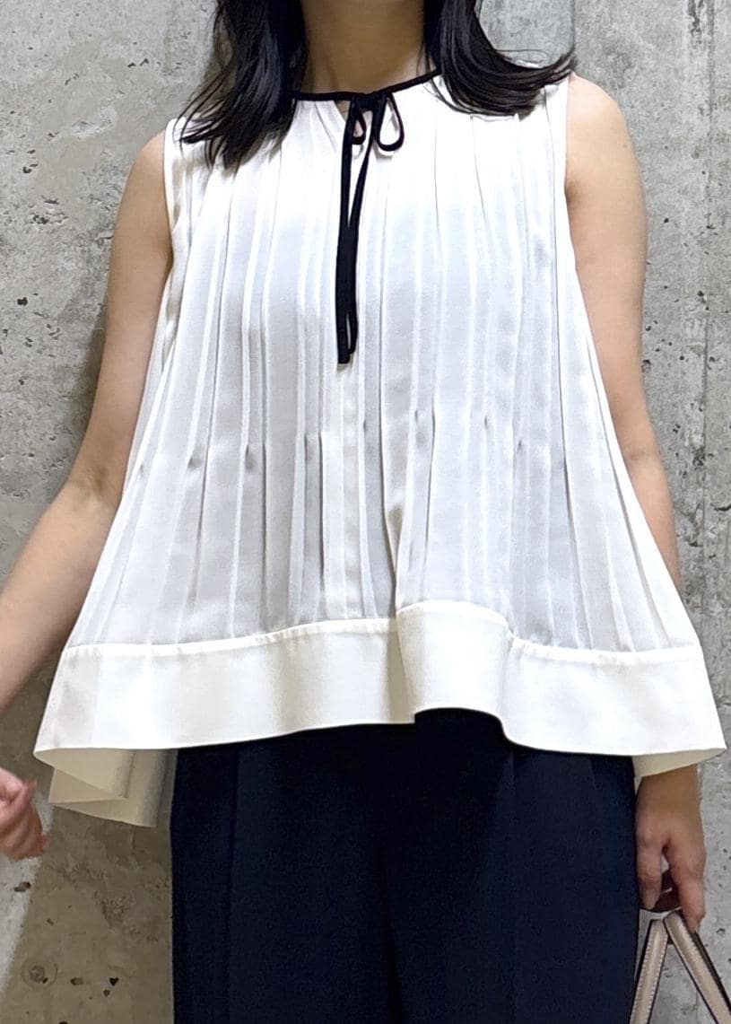 ホワイト系のシャツ/ブラウス、ブルー系のその他パンツ、ベージュ系のハンドバッグを着用したレディースの夏コーディネートの5枚目の写真