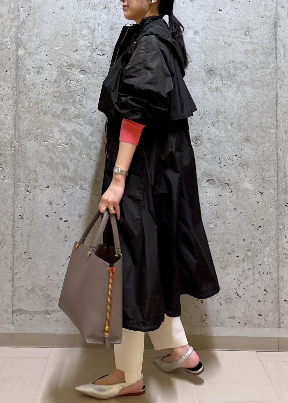 シルバー系のパンプス、ベージュ系のその他パンツ、ブラウン系のトートバッグを着用したレディースの冬コーディネートの3枚目の写真