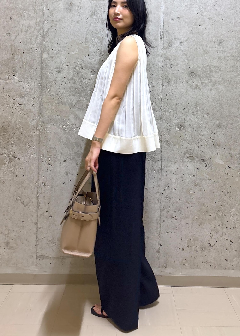 ホワイト系のシャツ/ブラウス、ブルー系のその他パンツ、ベージュ系のハンドバッグを着用したレディースの夏コーディネートの2枚目の写真