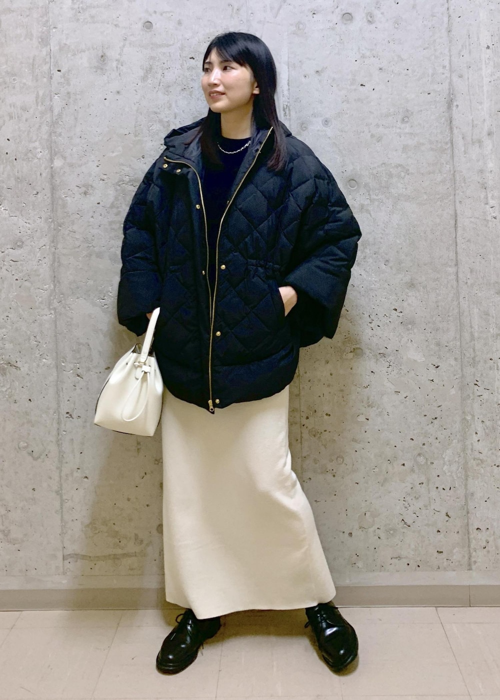 「ニットスカート、チュニックニット、TAION、ポンチョ、LIMONTA、Winter Coat 2023、Knit 2023、ROPÉ、ニット、冬コート、ダウン、スカート、チュニック、通勤、お出かけ」｜「ROPE'の【新色追加】RPロゴ スプリットレザードロストミドルバッグ（ハンドバッグ、ホワイト系）」を使った、SAORIさん（レディース・164cm）の秋コーディネートの2枚目の写真
