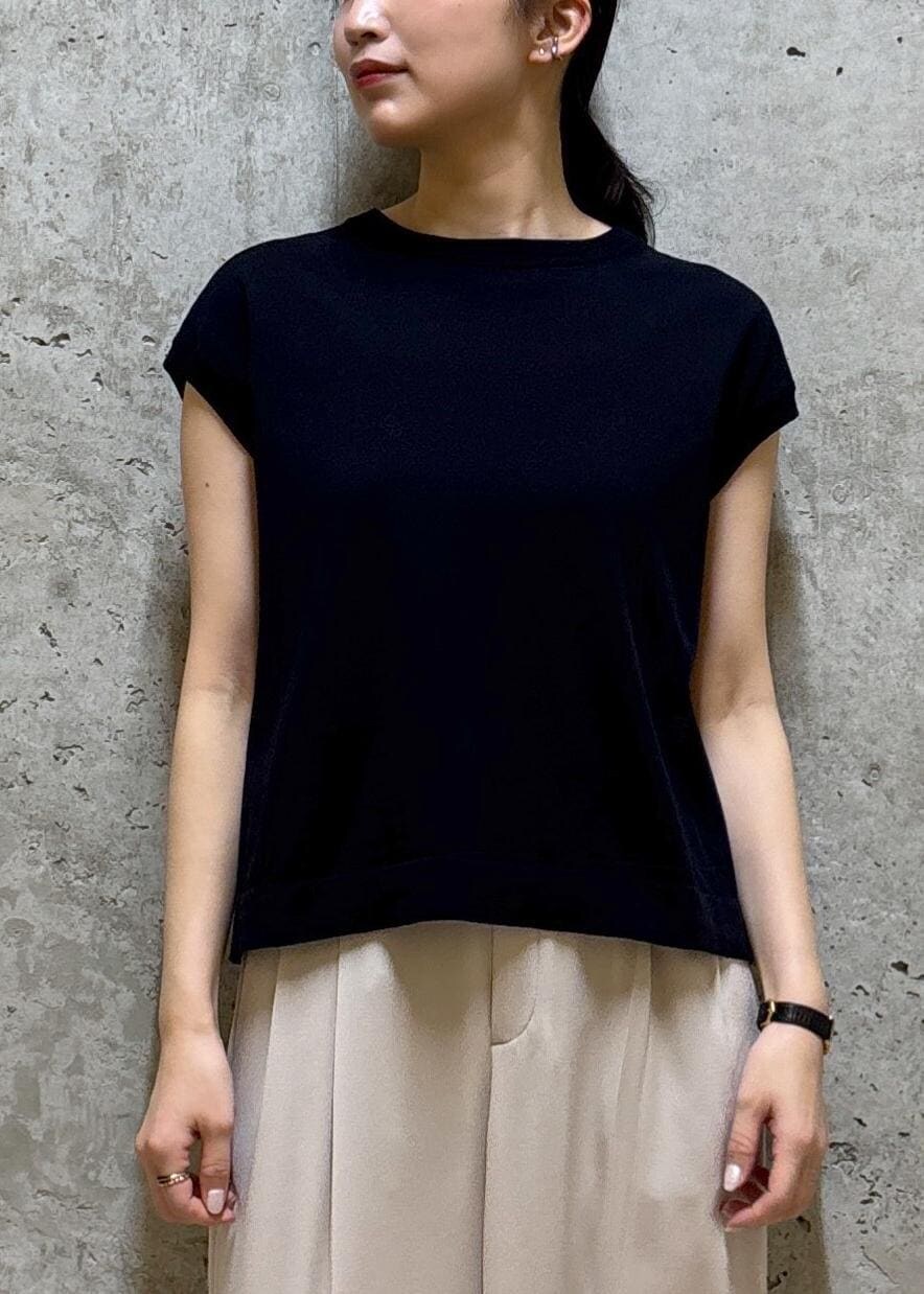 グレー系のトートバッグ、ブラック系のパンプス、ブルー系のニット/セーターを着用したレディースの春コーディネートの7枚目の写真