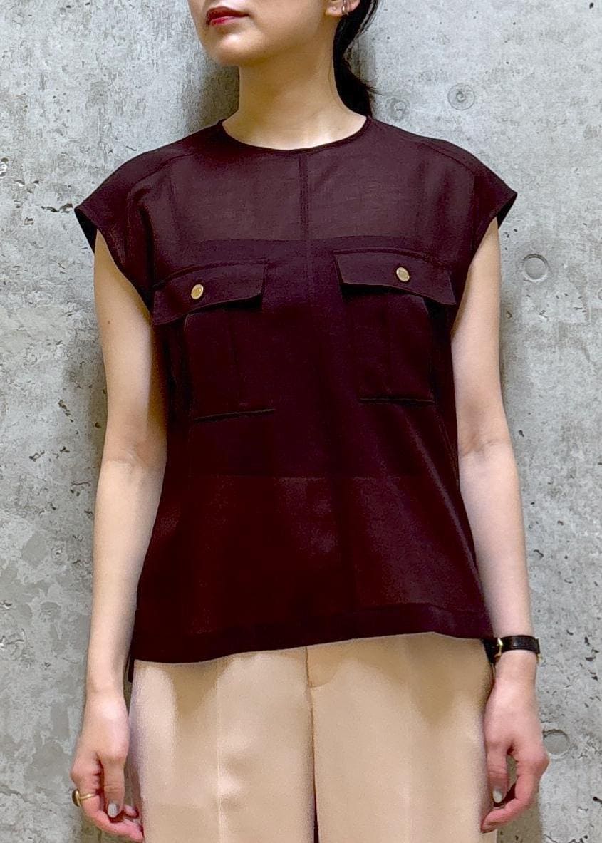 ホワイト系のトートバッグ、シルバー系のパンプス、ピンク系のその他パンツを着用したレディースの春コーディネートの6枚目の写真