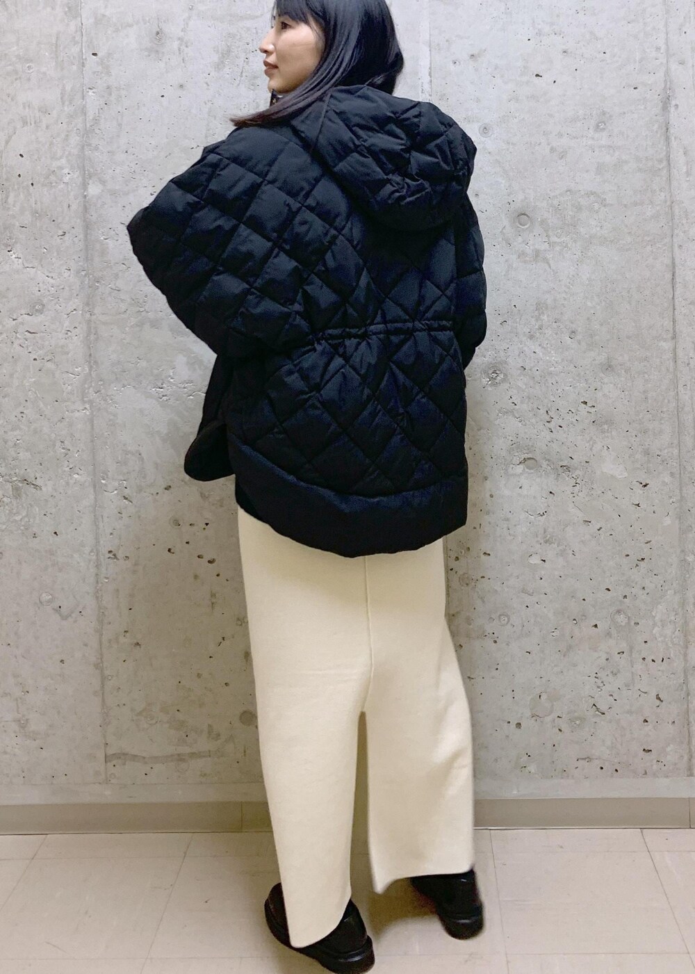「ニットスカート、チュニックニット、TAION、ポンチョ、LIMONTA、Winter Coat 2023、Knit 2023、ROPÉ、ニット、冬コート、ダウン、スカート、チュニック、通勤、お出かけ」｜「ROPE'の【新色追加】RPロゴ スプリットレザードロストミドルバッグ（ハンドバッグ、ホワイト系）」を使った、SAORIさん（レディース・164cm）の秋コーディネートの5枚目の写真