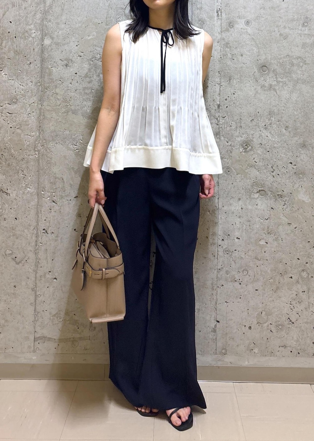 ホワイト系のシャツ/ブラウス、ブルー系のその他パンツ、ベージュ系のハンドバッグを着用したレディースの夏コーディネートの4枚目の写真